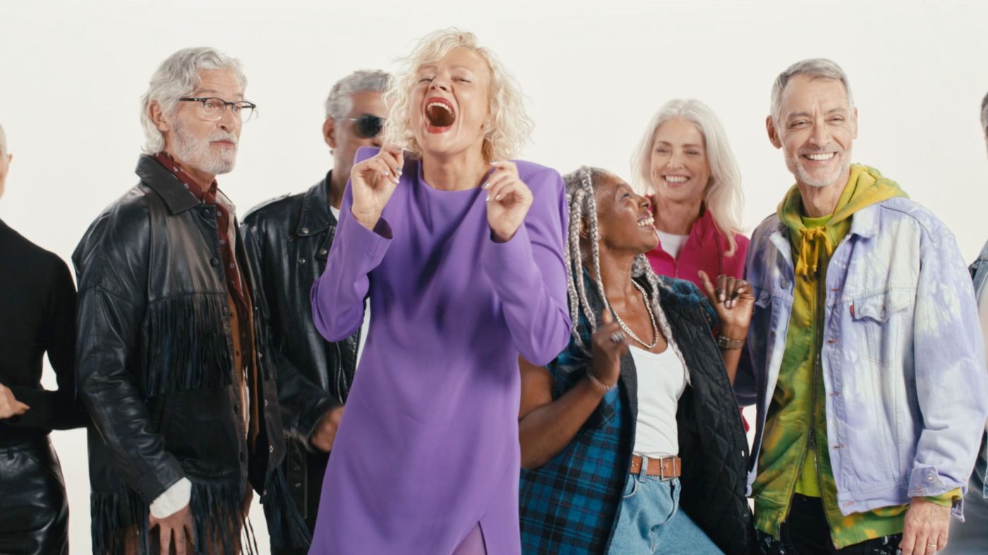 ALAIN AFFLELOU Acousticien dévoile une nouvelle campagne Tchin Tchin Audio