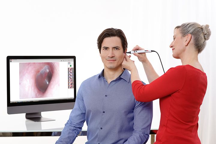 video_otoscope_in_office_setting_1_web_40fd58f7db