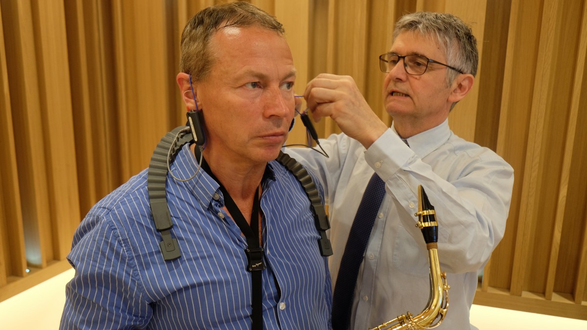 Bernard Hugon audioprothesiste Audika adapte une aide auditive a un musicien